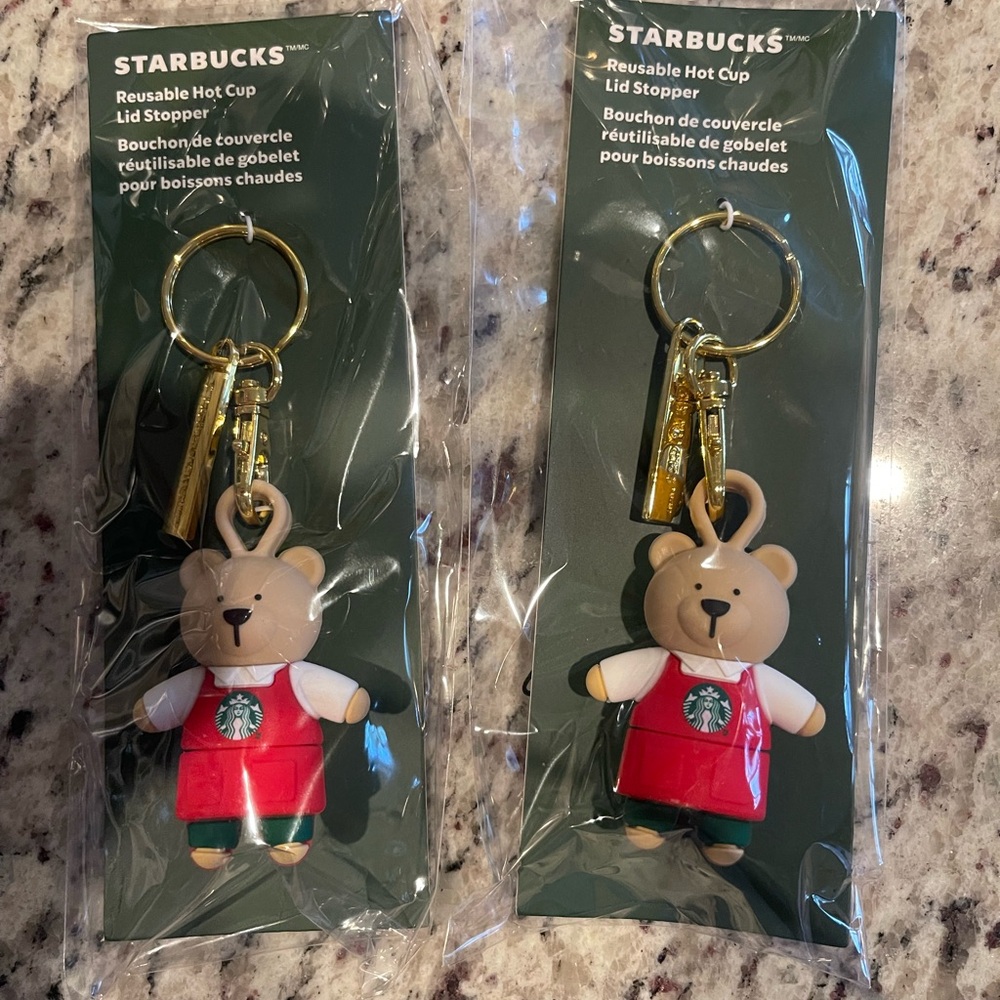 Starbucks Holiday Bearista
2025 Reusable Hot Cup Lid
Stopper Key Chain set of 2